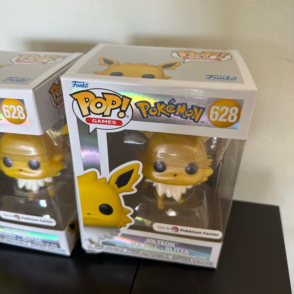 Funko Pop! Jolteon Pearlescent #628 Pokémon Center Exclusive